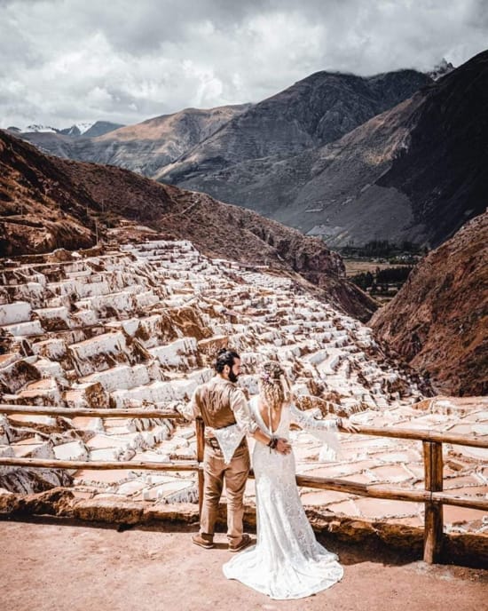 pareja de recien casados en las salineras de Maras - Machu Picchu Wonderful Travels